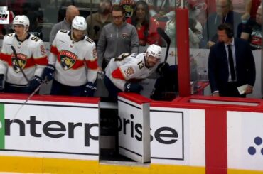 Sam Reinhart quitte pour le vestiaire après un croc-en-jambe de Sebastian Aho