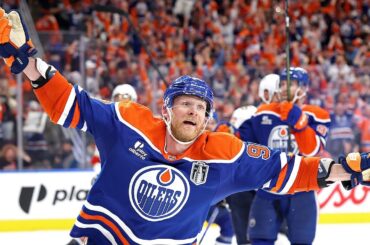 COREY PERRY sends Game 2 to OVERTIME!! ⏰✌️