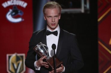 Elias Pettersson wins Calder Trophy at NHL Awards