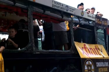 Bruins Parade Marchand & Kampfer.MOV