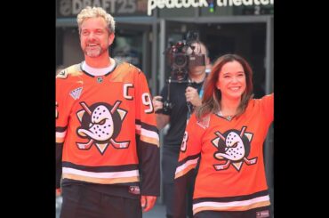 Mighty Ducks Stars Joshua Jackson & Marguerite Moreau Reunite for Anaheim Ducks NHL Draft Pick