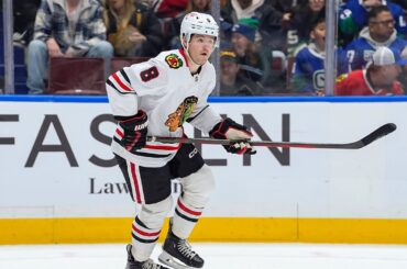Blackhawks resign Ryan Donato