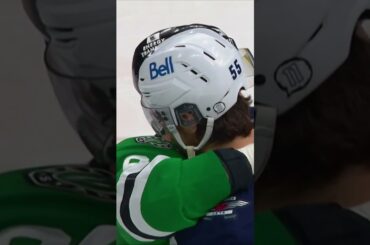 Après avoir remporté la série, les joueurs des Stars prennent le temps de réconforter Scheifele.🥺