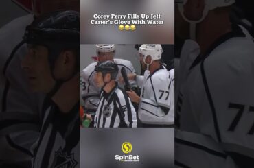 Corey Perry Fills Up Jeff Carter’s Glove With Water 😂 #nhl #hockey #lakings #anaheimducks #funny