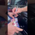 Jonathan Huberdeau signs a Tkachuk Flames card 🤣