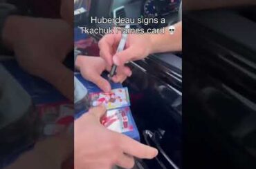 Jonathan Huberdeau signs a Tkachuk Flames card 🤣