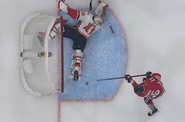 Mike Smith raises leg in desperation for jaw-dropping skate save