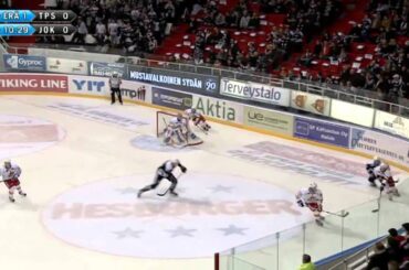 Erik Karlsson taklaa Tero Koskirannan