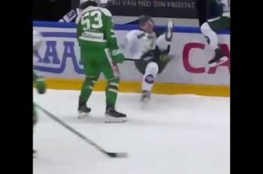 Red wings prospect Moritz Seider looked like Kronwall in this play