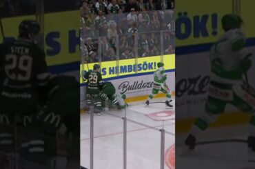 Marian Studenic tacklar Mark Friedman (Färjestad BK mot Rögle BK) (#Shorts)