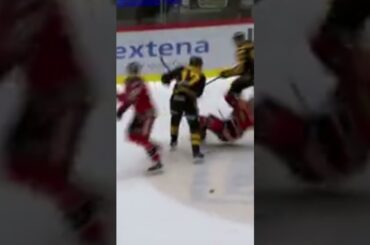 Pär Lindholm tacklar Pontus Andreasson (Skellefteå AIK mot Luleå HF) (#Shorts)