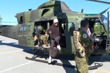 Nick Suzuki arrive à son tournoi de golf en hélicoptère de l'armée!