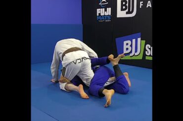 ENTRY INTO KNEE TWIST HALF GUARD - Jake Mackenzie