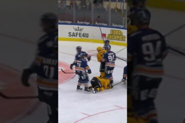 Valter Lindberg crosscheckad i nacken av Felix Robert (Skellefteå AIK mot Växjö Lakers HC) (#Shorts)