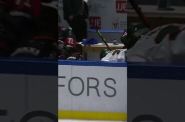 Isac Heens tacklas över sargen av Lauri Pajuniemi (Frölunda HC mot Malmö Redhawks) (#Shorts)