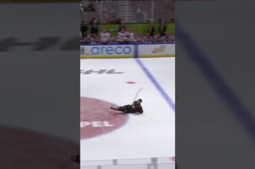 Martin Schreiber ramlar omkull vid baklängesåkning (Malmö Redhawks mot Timrå IK) (#Shorts)