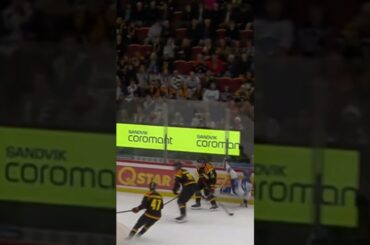 Robert Hägg tacklar Wiktor Nilsson (Brynäs IF mot Leksands IF) (#Shorts)
