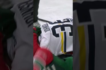 Dominik Egli slår huvudet i isen (Frölunda HC mot HV71 i Scandinavium i SHL i Sverige) (#Shorts)