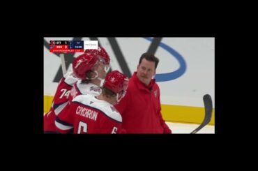 Dylan Strome needed assistance off the ice after a collision into the boards #nhl