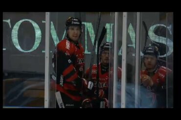 Daniel Torgersson hakkaa mailaa jäähyaitiossa ja meinaa lyödä toimitsijaa päähän