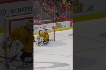 Strauss Mann räddar straff (Skellefteå AIK mot Örebro HK i Behrn Arena i SHL i Sverige) (#Shorts)