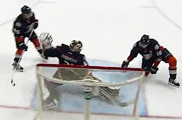 Andersen kicks out pad for dazzling stop