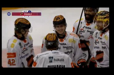 Lucas Edmonds laittaa kiekon upeasti omaan maaliin