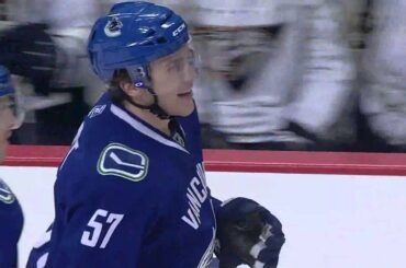 Lee Sweatt First NHL Goal on First Ever NHL Game - 01.26.11 - HD