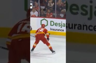 Задоров продолжает охоту на соперников💪 #hockey #хоккей #nhl #нхл #силовой #хит #hit #calgaryflames