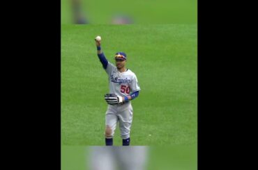 When Mookie Betts gave this fan his bat 👏