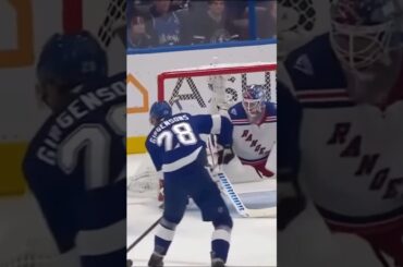 Īstajā vietā, īstajā laikā - Zemgus Girgensons gūst vārtus #sportazinas #nhl #girgensons