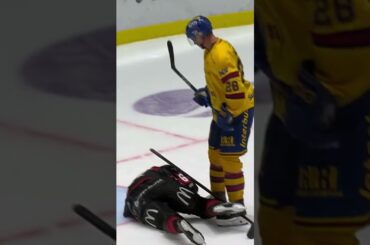 Axel Sundberg skjuter Fredrik Händemark i ansiktet (Malmö Redhawks mot Djurgården Hockey) (#Shorts)
