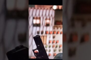 Vondie Curtis-Hall, John Costelloe uses a Glock 17, Bruce Willis Beretta 92FS. Die Hard 2 (1990) 📽