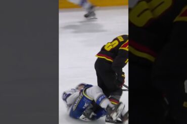 Johan Larsson tacklar Jon Knuts (Brynäs IF mot Leksands IF i Tegera arena i SHL i Sverige) (#Shorts)