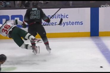 Mats Zuccarello se fait sonner les cloches par Vince Dunn et la mêlée éclate