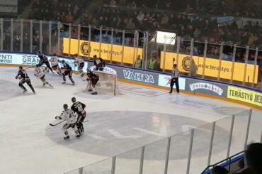 Daniel Torgersson #40 kihauttaa Hippoksen hornankattilassa