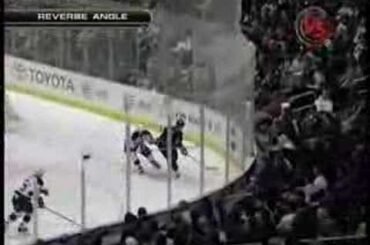 Colin White trycker dit retstickan Sean Avery - GRiSHoCKEY