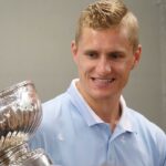 Nico Sturm zeigt den Stanley Cup beim AEV!