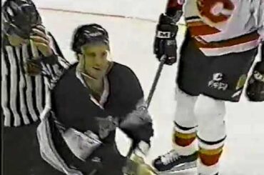 Ian Laperriere vs Todd Hlushko