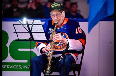104-year-old WWII veteran Dominick Critelli performs national anthem 🎷🇺🇸