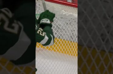 Oskar Steen välter målburen (Färjestad BK mot Leksands IF i Tegera arena i SHL i Sverige) (#Shorts)