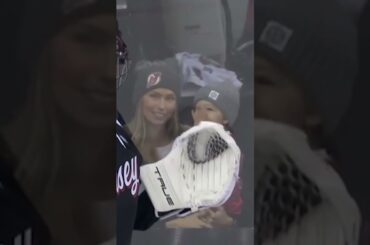 Markströms gulliga möte med sin son innan match! 🇸🇪 👶🏻 Markstrom, son have adorable pregame moment!