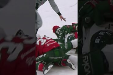 Slagsmål i Scandinavium (Frölunda HC mot Färjestad BK i Scandinavium i SHL i Sverige) (#Shorts)