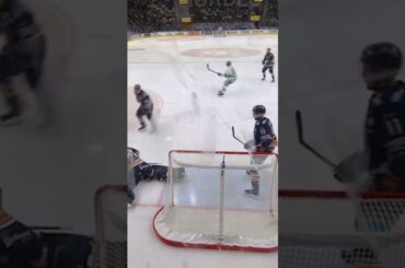 Snygg räddning av Adam Åhman (Växjö Lakers HC mot Rögle BK i Vida Arena i SHL i Sverige) (#Shorts)