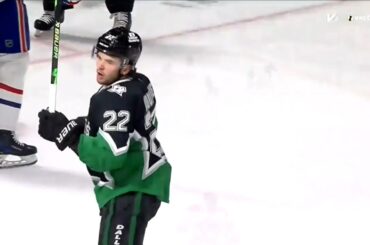 Samuel Montembeault offre un cadeau à Mavrik Bourque