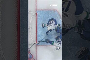 Nikita Tolopilo et Filip Hronek unissent leurs efforts pour priver Oliver Kapanen d’un but certain!