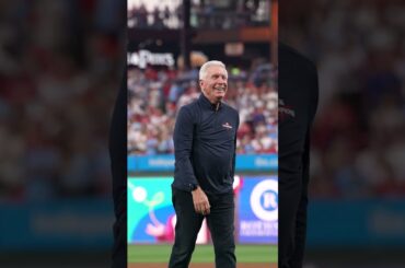 Phillies legend Mike Schmidt throws out the 1st pitch ❤️