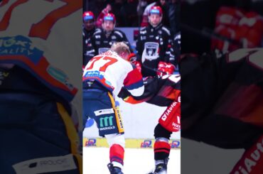 Slyšíte tu atmosféru? Tohle je východočeské derby ❤️ #hockeytown #hockey #fight  #icehockey  #sports