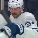 Auston Matthews Wires Wrister Top Shelf Past Connor Hellebuyck