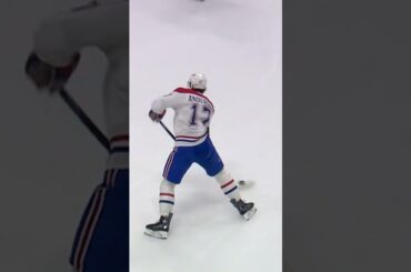 Josh Anderson profite d’un cadeau de Leevi Meriläinen! 🎁